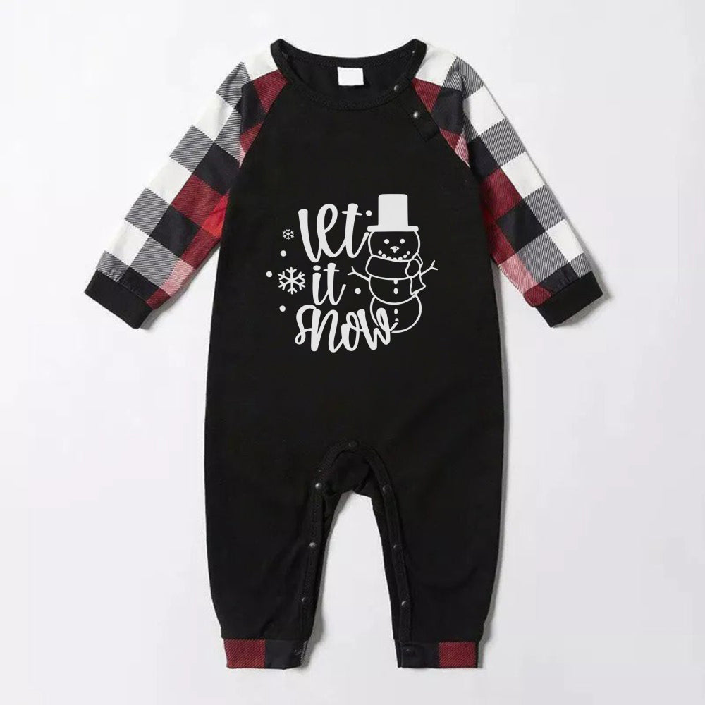 Mirla | Julfamilj Matchande Pyjamas - Röda och Grå Rutiga Pjs Set med Let It Snow Svart-Vit Texttryck-Eva Jonsson