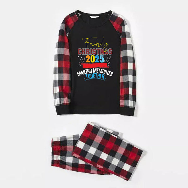 Mirla | Julfamilj Matchande Pyjamas - Röda och Grå Rutiga Pjs med Färgglad Tryck Familjens Jul 2025 Skapa Minnen Tillsammans-Eva Jonsson