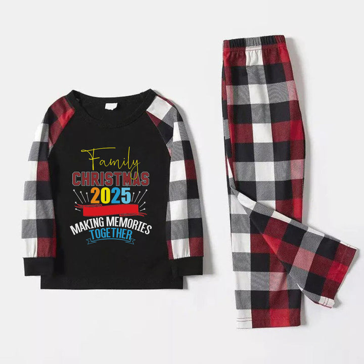 Mirla | Julfamilj Matchande Pyjamas - Röda och Grå Rutiga Pjs med Färgglad Tryck Familjens Jul 2025 Skapa Minnen Tillsammans-Eva Jonsson