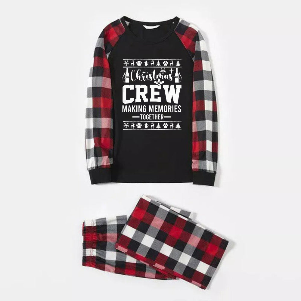 Mirla | Julfamilj Matchande Pyjamas - Röda och Grå Rutiga Pjs med Slogan och Juligt Mönstertryck-Eva Jonsson