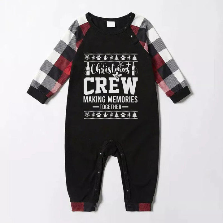 Mirla | Julfamilj Matchande Pyjamas - Röda och Grå Rutiga Pjs med Slogan och Juligt Mönstertryck-Eva Jonsson