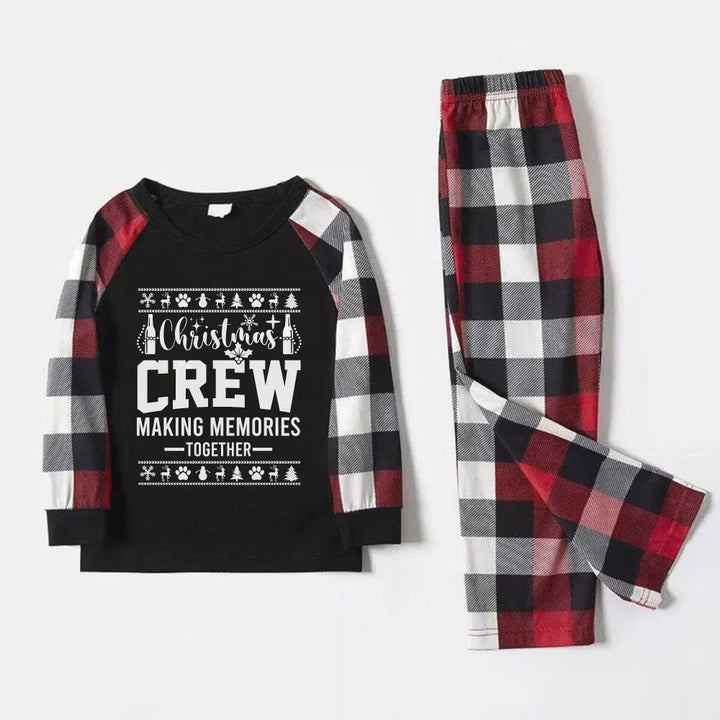 Mirla | Julfamilj Matchande Pyjamas - Röda och Grå Rutiga Pjs med Slogan och Juligt Mönstertryck-Eva Jonsson