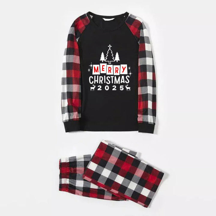 Mirla | Julfamilj-Matchande Pyjamas - Rött och Grått Rutigt Pyjamasset med "God Jul"-Tryck-Eva Jonsson