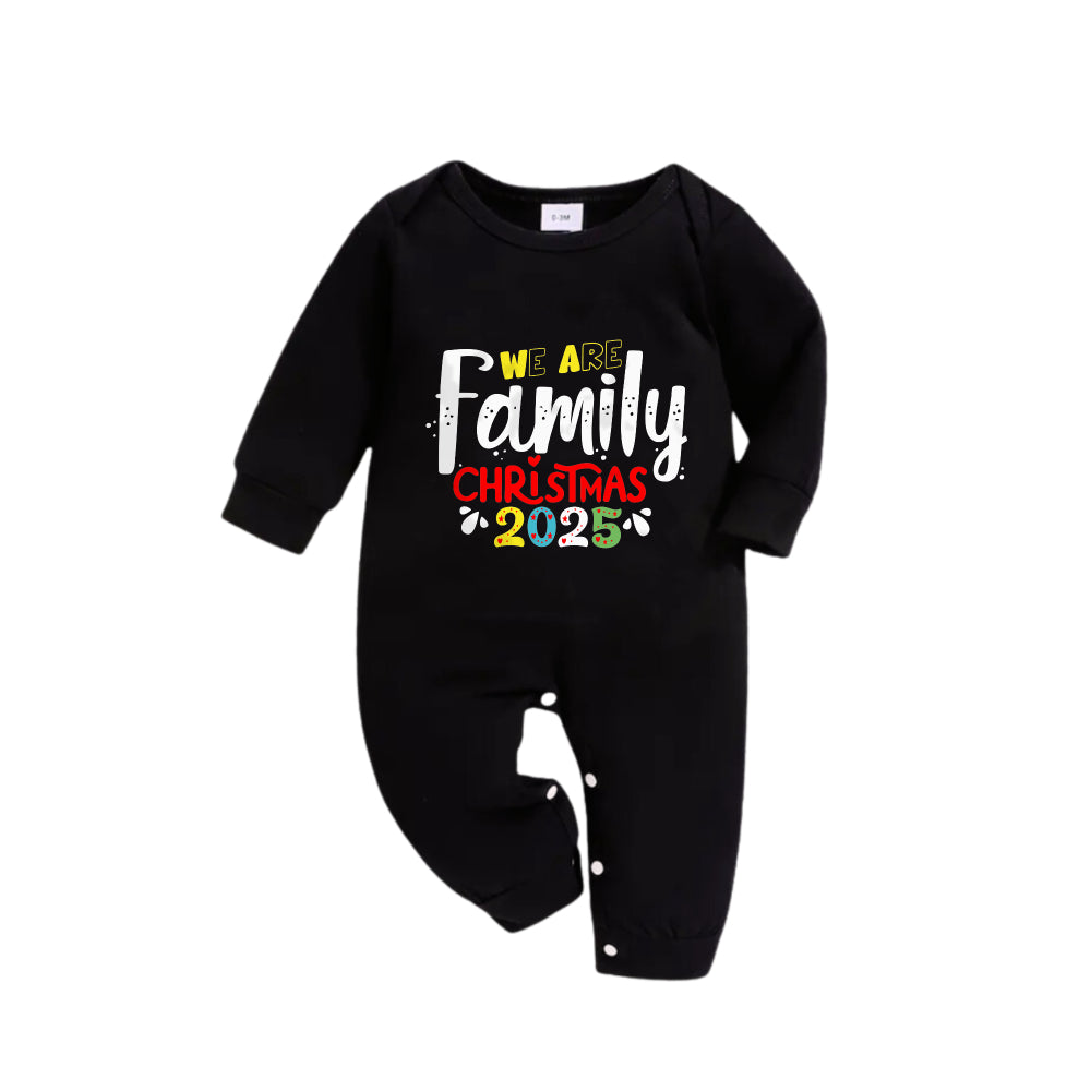 Mirla | Julfamilj-Matchande Pyjamas - Svart Överdel och Grönrutigt Byxset med We Are Family Christmas 2025 Konsttryck-Eva Jonsson