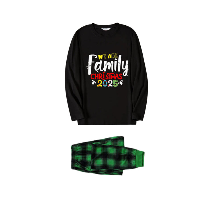 Mirla | Julfamilj-Matchande Pyjamas - Svart Överdel och Grönrutigt Byxset med We Are Family Christmas 2025 Konsttryck-Eva Jonsson