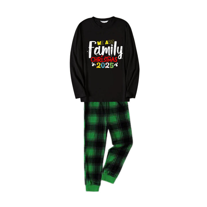 Mirla | Julfamilj-Matchande Pyjamas - Svart Överdel och Grönrutigt Byxset med We Are Family Christmas 2025 Konsttryck-Eva Jonsson