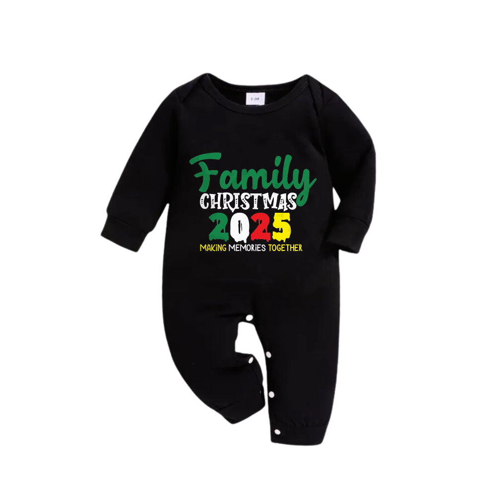 Mirla | Julfamilj Matchande Pyjamas - Svart Topp och Gröna Rutiga Byxor Pjs-Set med Familjejul 2025 Slogantryck-Eva Jonsson