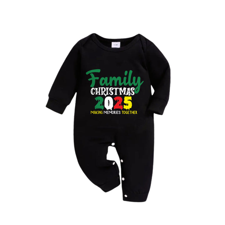 Mirla | Julfamilj Matchande Pyjamas - Svart Topp och Gröna Rutiga Byxor Pjs-Set med Familjejul 2025 Slogantryck-Eva Jonsson