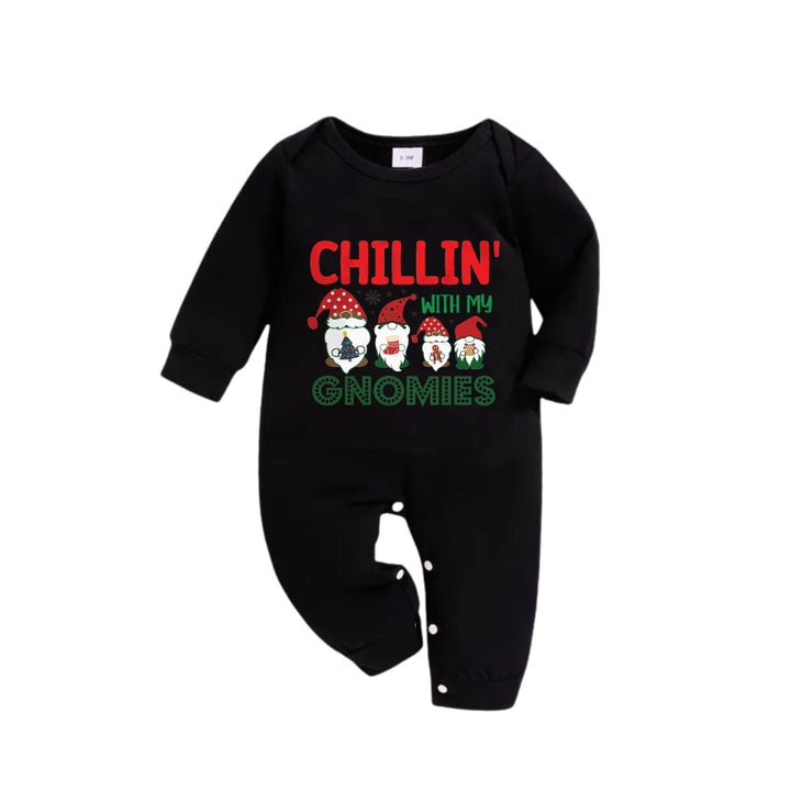 Mirla | Julfamilj Matchande Pyjamas - Svart Topp och Grönrutiga Byxor Pjs Set med Chillin With My Gnomies Tryck-Eva Jonsson