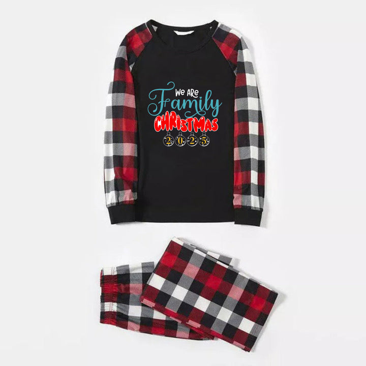 Mirla | Julfamilj-Matching-Pyjamas - Röd och Grå Rutig Pjs-Set med Vi Är Familj Jultryck-Eva Jonsson