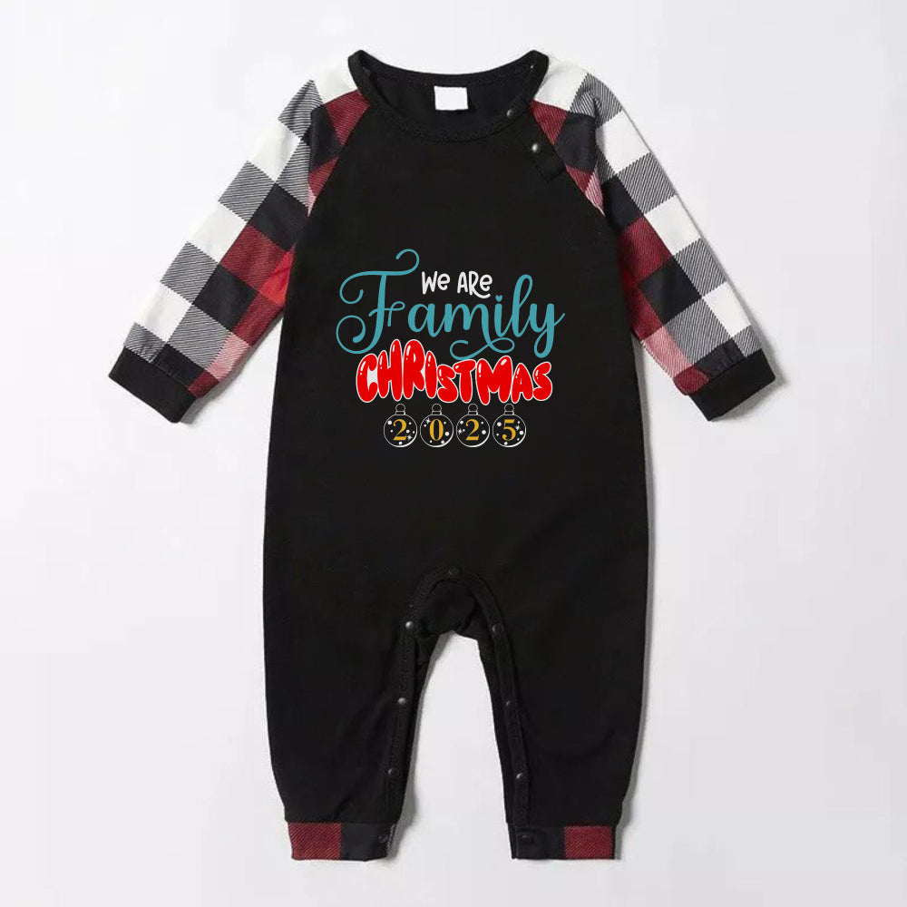 Mirla | Julfamilj-Matching-Pyjamas - Röd och Grå Rutig Pjs-Set med Vi Är Familj Jultryck-Eva Jonsson