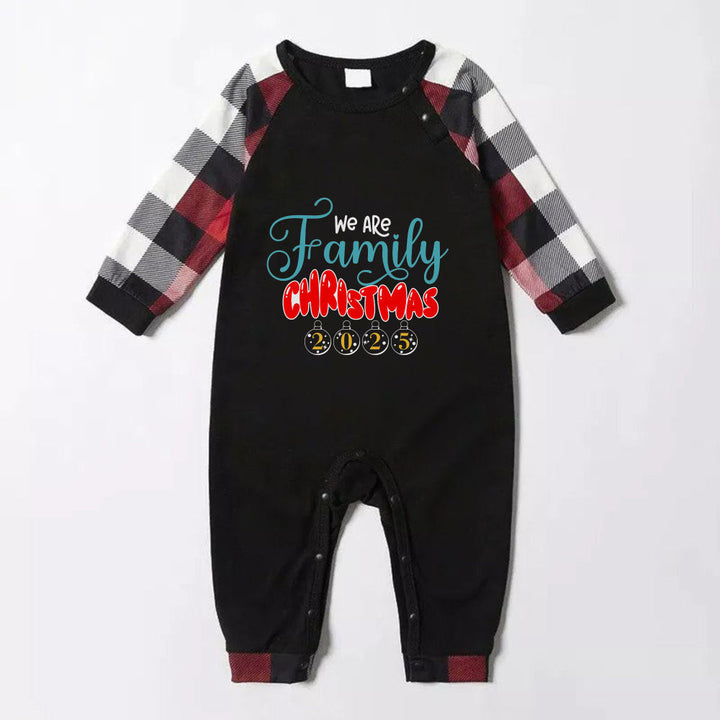 Mirla | Julfamilj-Matching-Pyjamas - Röd och Grå Rutig Pjs-Set med Vi Är Familj Jultryck-Eva Jonsson