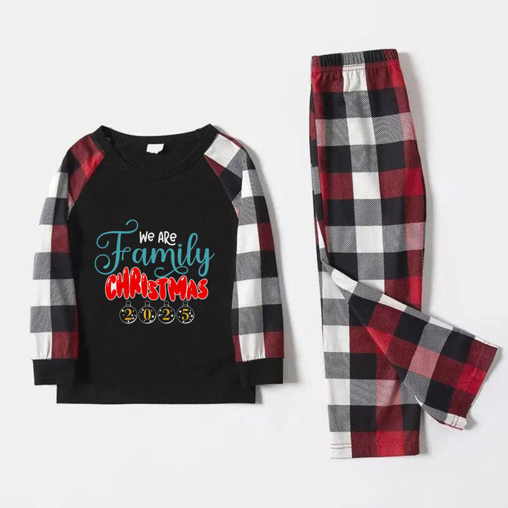 Mirla | Julfamilj-Matching-Pyjamas - Röd och Grå Rutig Pjs-Set med Vi Är Familj Jultryck-Eva Jonsson