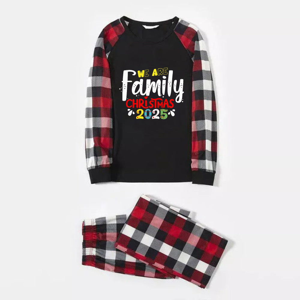 Mirla | Julfamilj Passande Pyjamas - Röda och Grå Rutiga Pjs Set med Vi Är Familj Jul-Slogan-Tryck-Eva Jonsson