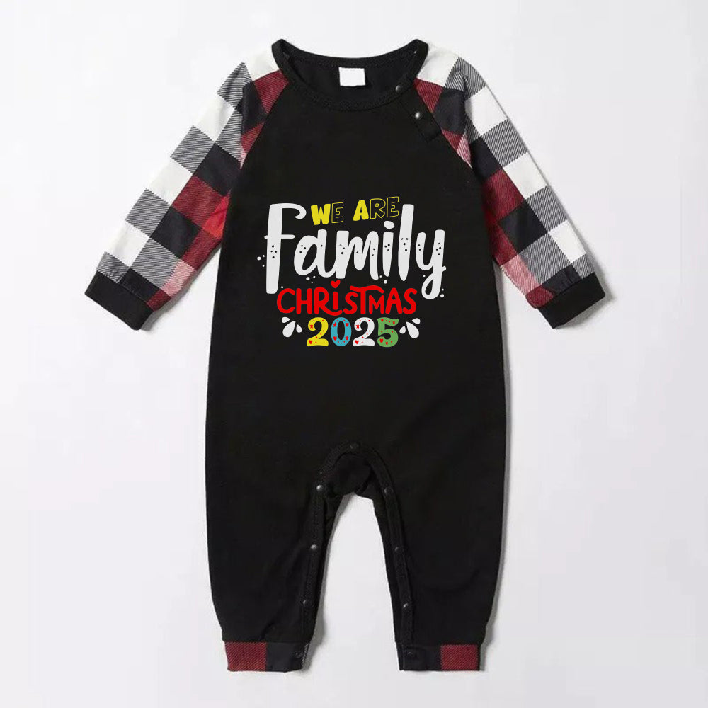 Mirla | Julfamilj Passande Pyjamas - Röda och Grå Rutiga Pjs Set med Vi Är Familj Jul-Slogan-Tryck-Eva Jonsson