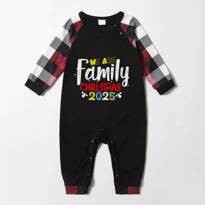 Mirla | Julfamilj Passande Pyjamas - Röda och Grå Rutiga Pjs Set med Vi Är Familj Jul-Slogan-Tryck-Eva Jonsson