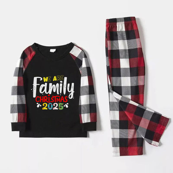 Mirla | Julfamilj Passande Pyjamas - Röda och Grå Rutiga Pjs Set med Vi Är Familj Jul-Slogan-Tryck-Eva Jonsson