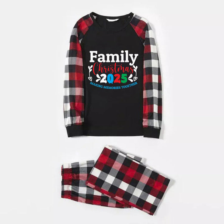 Mirla | Julfamilj-Pyjama - Röda och Grå Rutiga Pjs med Familjejul 2025 Tryck-Eva Jonsson