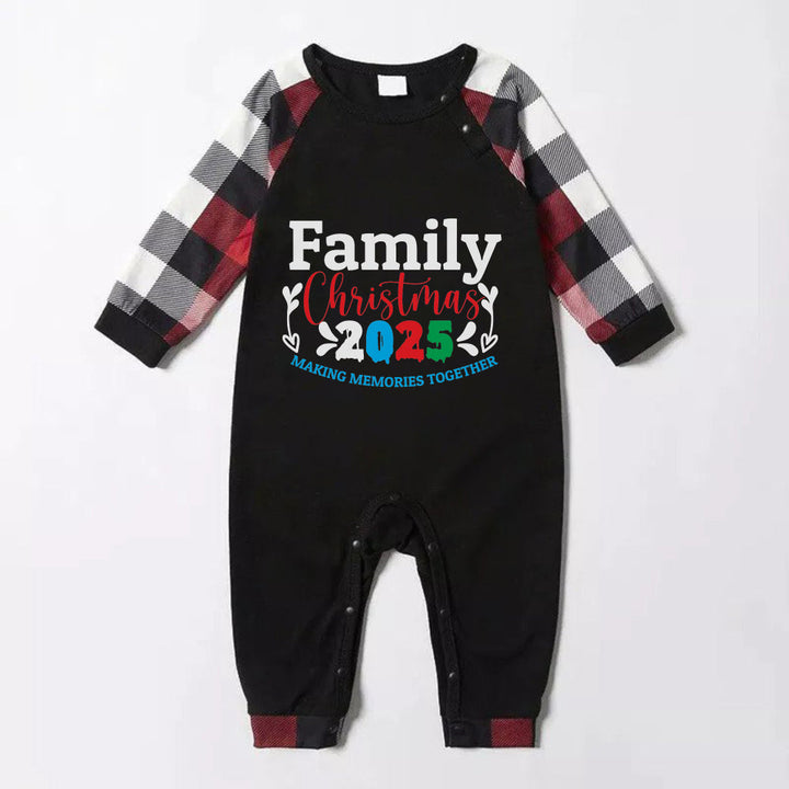 Mirla | Julfamilj-Pyjama - Röda och Grå Rutiga Pjs med Familjejul 2025 Tryck-Eva Jonsson