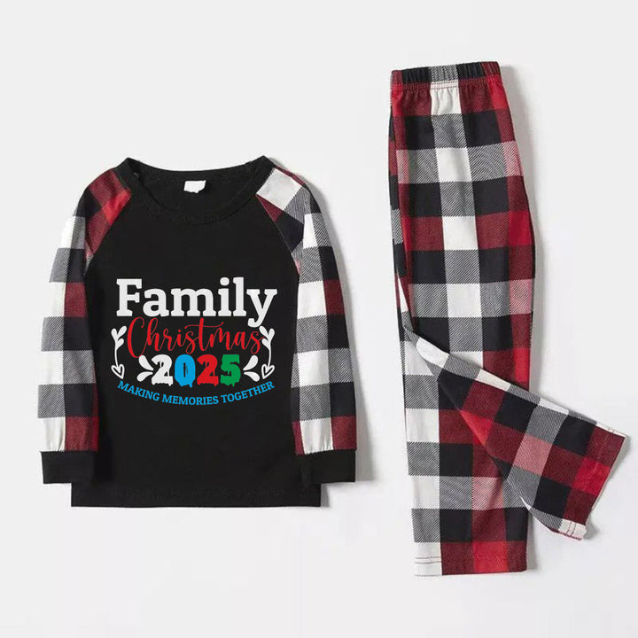 Mirla | Julfamilj-Pyjama - Röda och Grå Rutiga Pjs med Familjejul 2025 Tryck-Eva Jonsson
