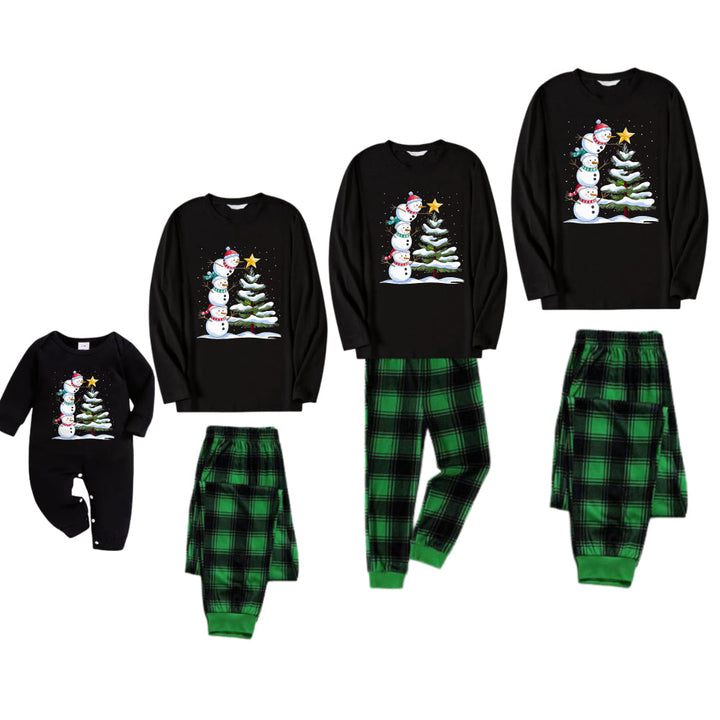 Mirla | Julfamilj-Pyjamas-Set - Svart Överdel och Grön Rutig Byxa med Snögubbe-Serietryck-Eva Jonsson