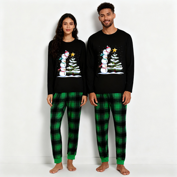 Mirla | Julfamilj-Pyjamas-Set - Svart Överdel och Grön Rutig Byxa med Snögubbe-Serietryck-Eva Jonsson