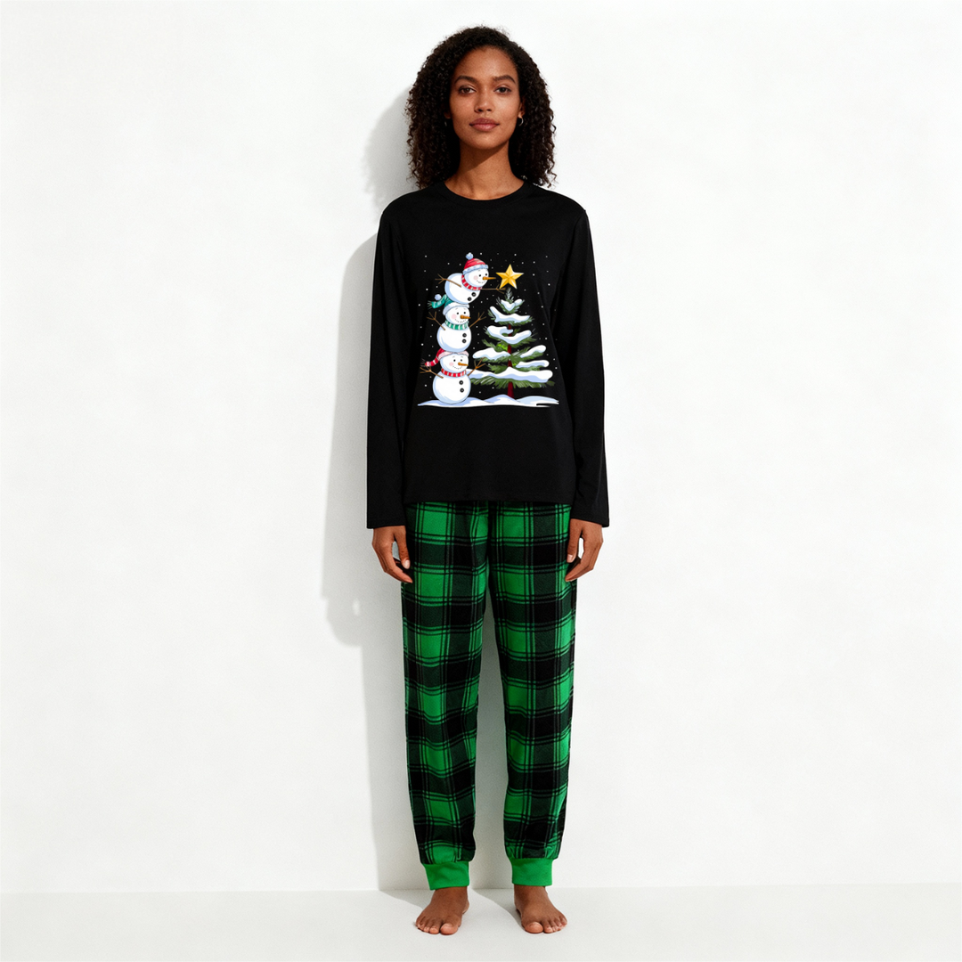 Mirla | Julfamilj-Pyjamas-Set - Svart Överdel och Grön Rutig Byxa med Snögubbe-Serietryck-Eva Jonsson