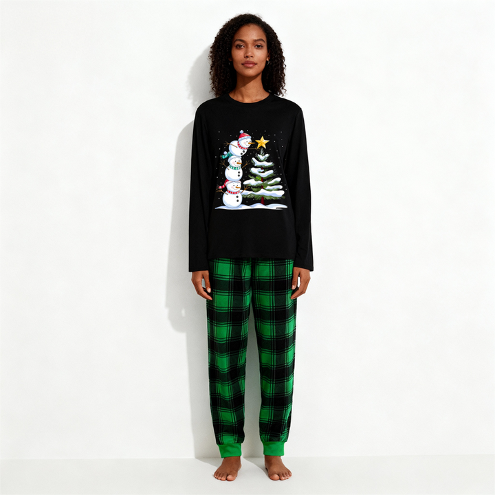 Mirla | Julfamilj-Pyjamas-Set - Svart Överdel och Grön Rutig Byxa med Snögubbe-Serietryck-Eva Jonsson