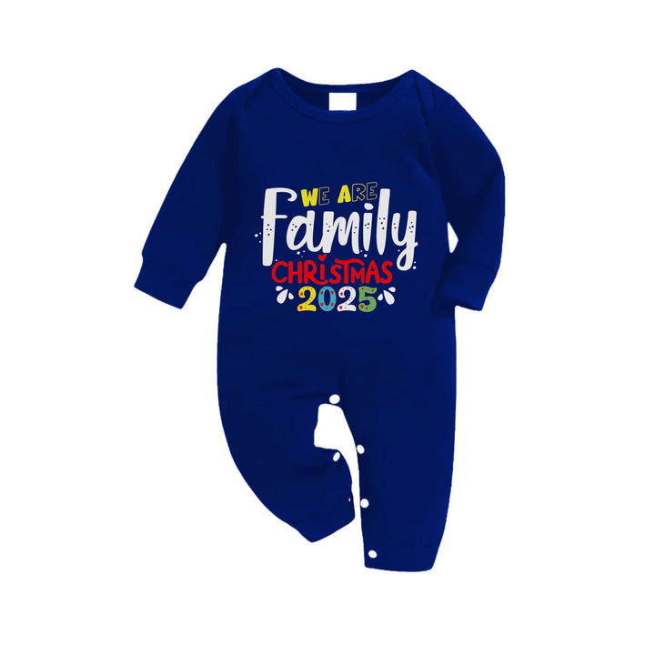 Mirla | Julfamilj-Pyjamas med Matchande Design - Marin- och Vitrutigt Pj-Set med We Are Family Christmas 2025 Färgglad Texttryck-Eva Jonsson