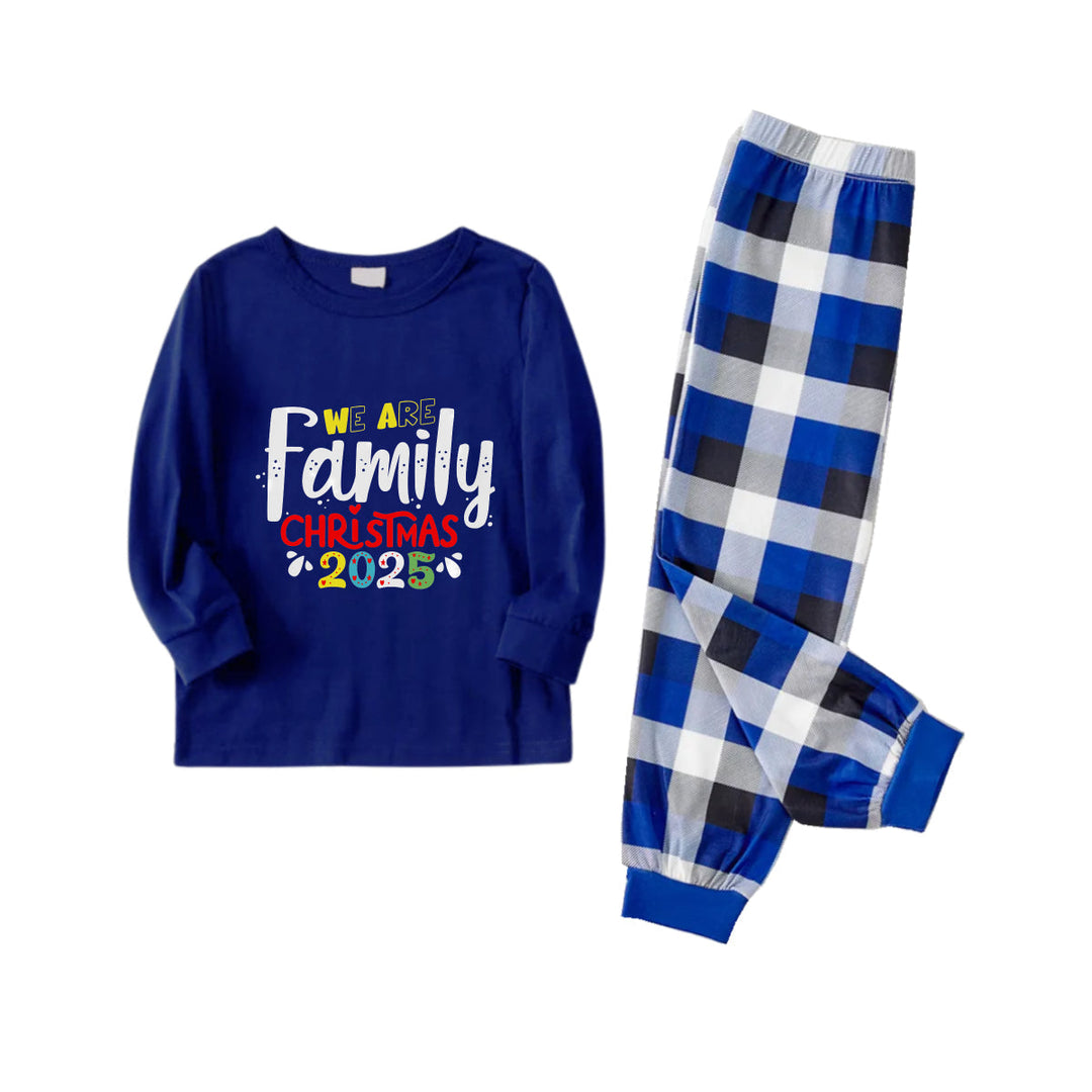 Mirla | Julfamilj-Pyjamas med Matchande Design - Marin- och Vitrutigt Pj-Set med We Are Family Christmas 2025 Färgglad Texttryck-Eva Jonsson