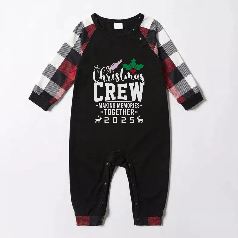 Mirla | Julfamilje-Matching-Pyjamas - Röd och Grå Rutigt Pjs-Set med Christmas Crew Konstnärlig Text-Eva Jonsson
