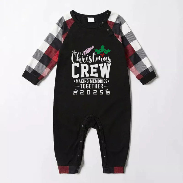 Mirla | Julfamilje-Matching-Pyjamas - Röd och Grå Rutigt Pjs-Set med Christmas Crew Konstnärlig Text-Eva Jonsson