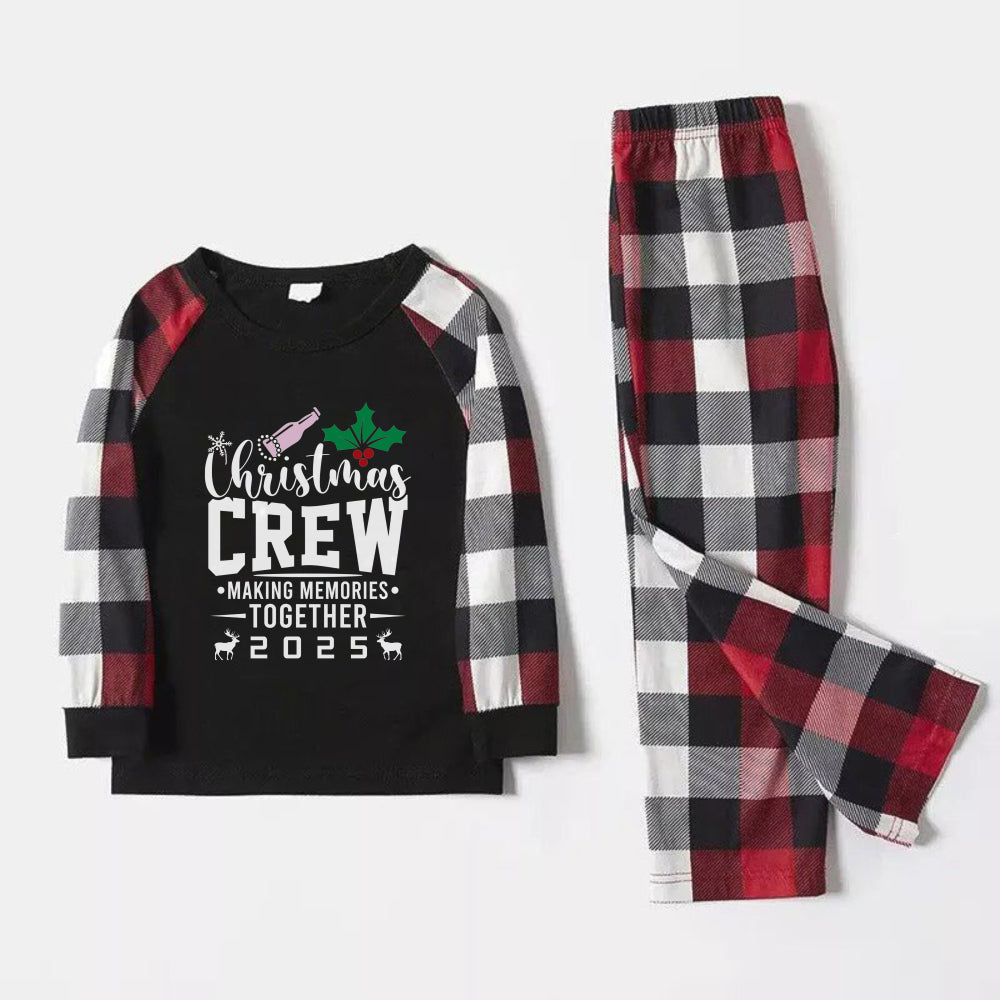 Mirla | Julfamilje-Matching-Pyjamas - Röd och Grå Rutigt Pjs-Set med Christmas Crew Konstnärlig Text-Eva Jonsson