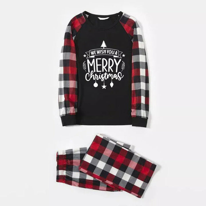 Mirla | Julfamiljeanpassade Pyjamas - Röd och Grå Rutiga Pjs-Set med We Wish You A Merry Christmas -Tryck-Eva Jonsson