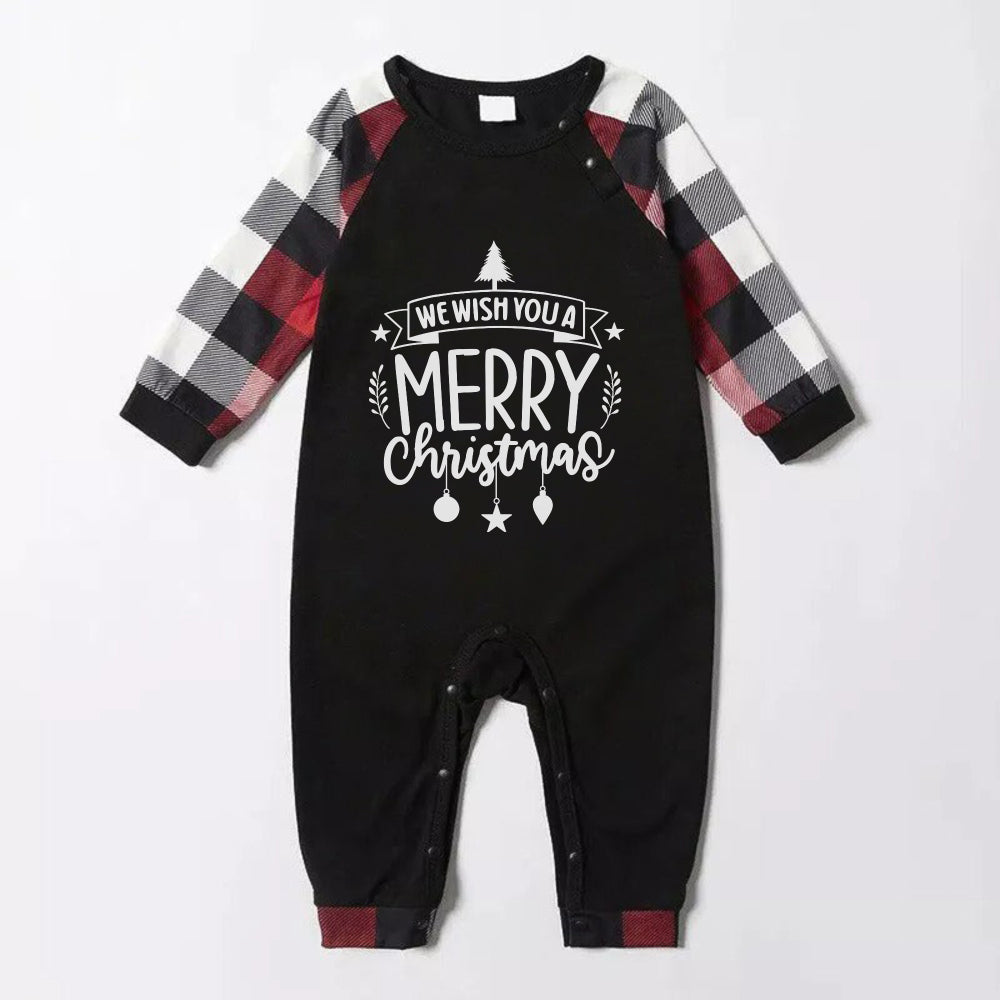 Mirla | Julfamiljeanpassade Pyjamas - Röd och Grå Rutiga Pjs-Set med We Wish You A Merry Christmas -Tryck-Eva Jonsson