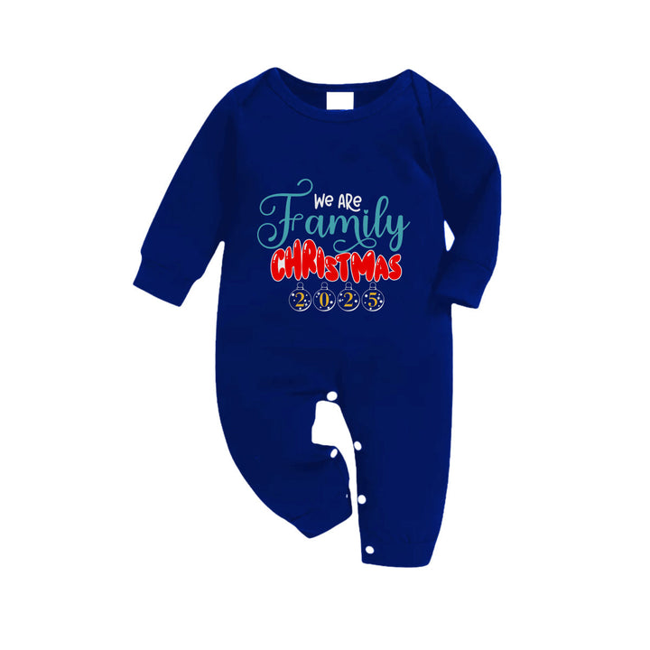 Mirla | Julfamiljematchande Pyjamas - Mörkblå & Vit Rutiga Pjs-Set med Trycket Vi Är Familj Julen 2025-Eva Jonsson