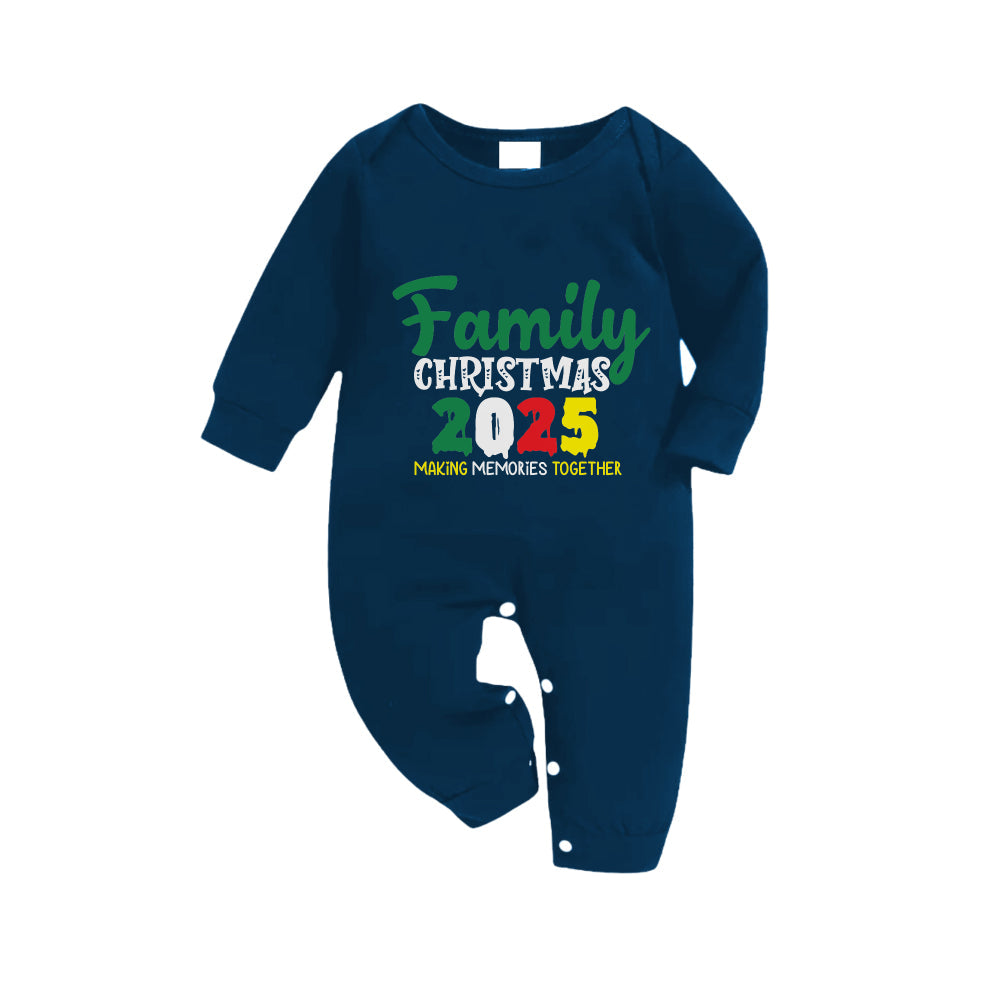 Mirla | Julfamiljens Matchande Pyjamas - Navy & Himmelblå Rutiga Pjs-Set med Familjejul 2025 Färgglad Slogantryck-Eva Jonsson