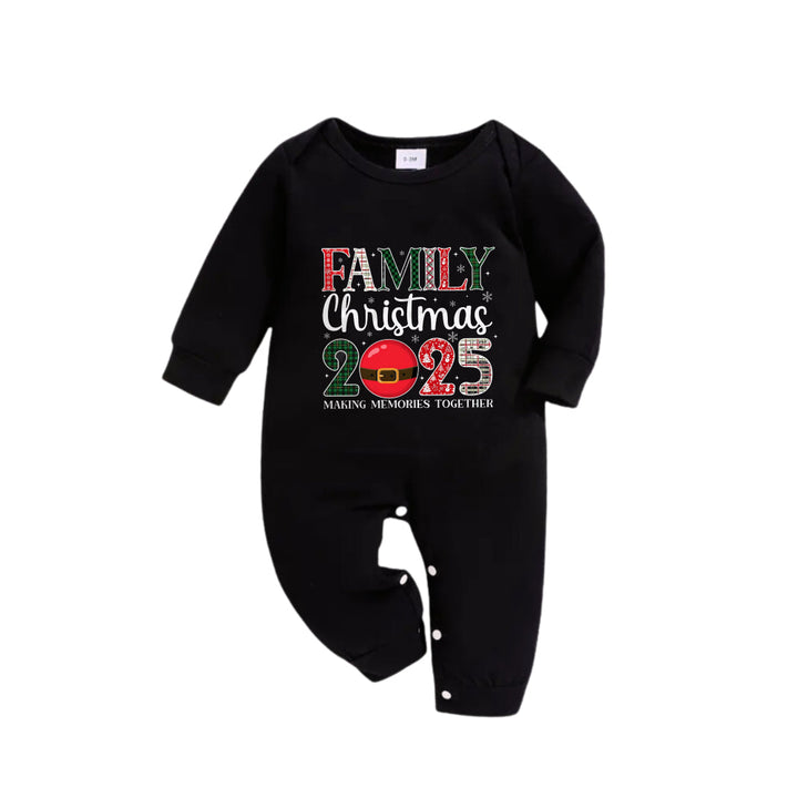 Mirla | Julfamiljepyjamas I Matchande Stil - Svart Överdel och Grön Rutad Byxa Pjs Set med Familjejul 2025 Tryck-Eva Jonsson