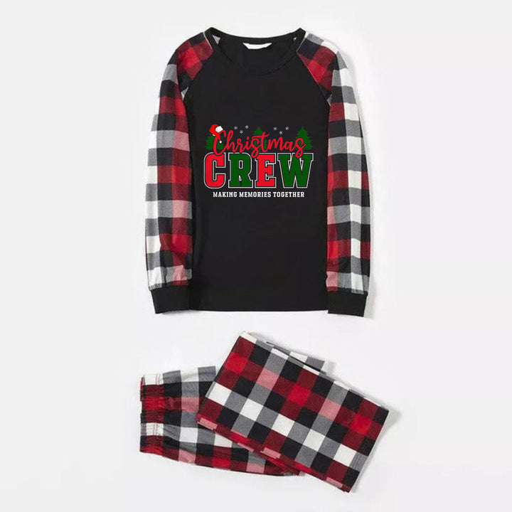 Mirla | Julfamiljepyjamas - Röda och Grå Rutiga Pyjamasar med Texten “Christmas Crew Making Memories Together” I Konstnärlig Stil-Eva Jonsson