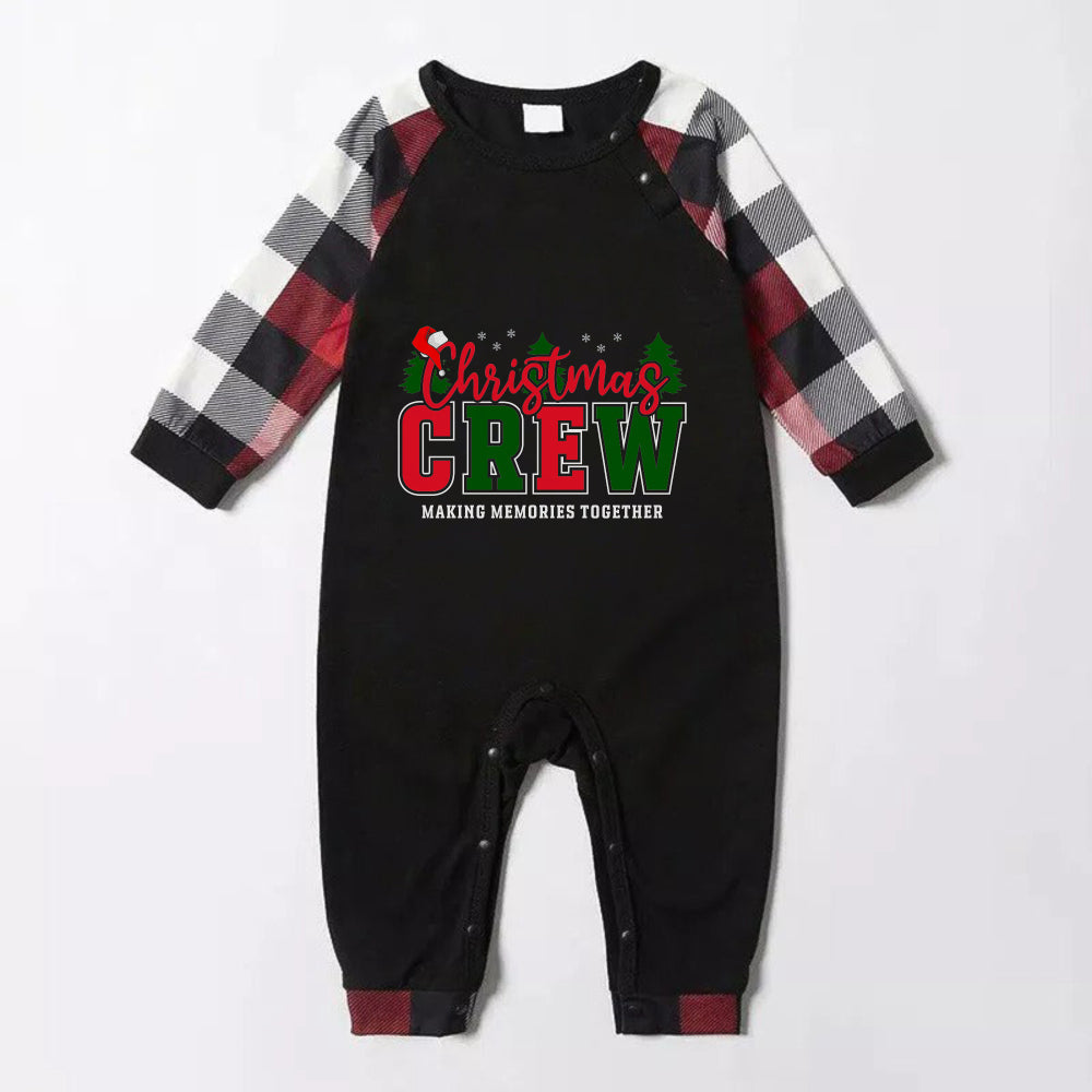 Mirla | Julfamiljepyjamas - Röda och Grå Rutiga Pyjamasar med Texten “Christmas Crew Making Memories Together” I Konstnärlig Stil-Eva Jonsson