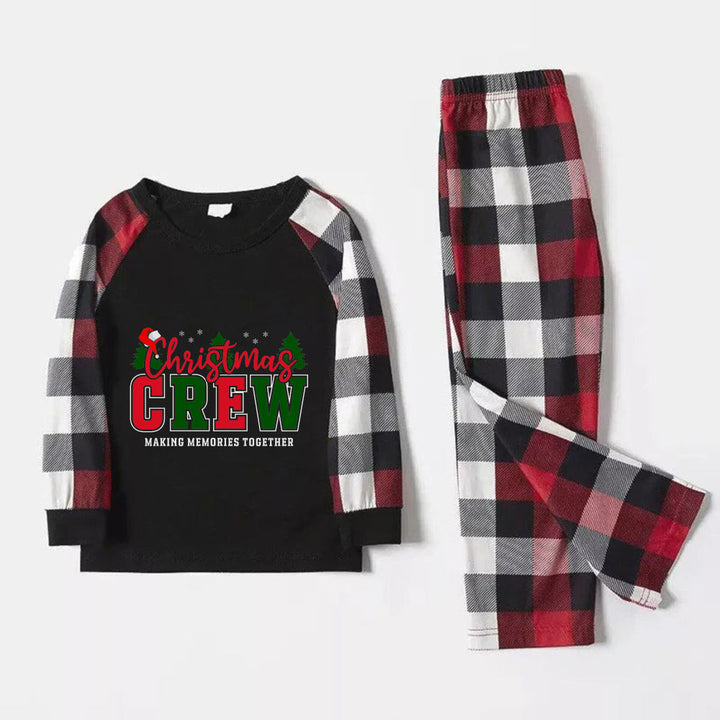 Mirla | Julfamiljepyjamas - Röda och Grå Rutiga Pyjamasar med Texten “Christmas Crew Making Memories Together” I Konstnärlig Stil-Eva Jonsson