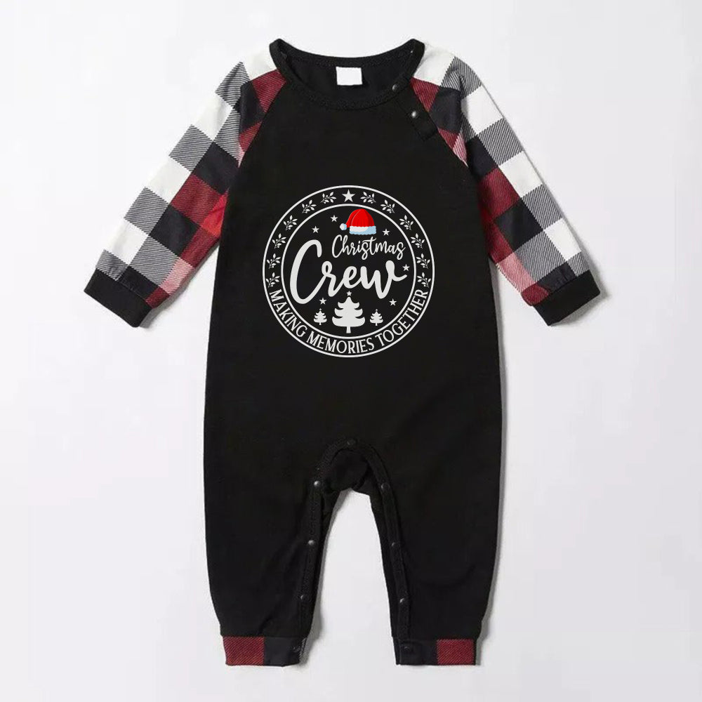 Mirla | Julfamiljepyjamas-Set - Röda och Grå Rutiga Pjs med "Christmas Crew" och Jultomtemönstertryck-Eva Jonsson