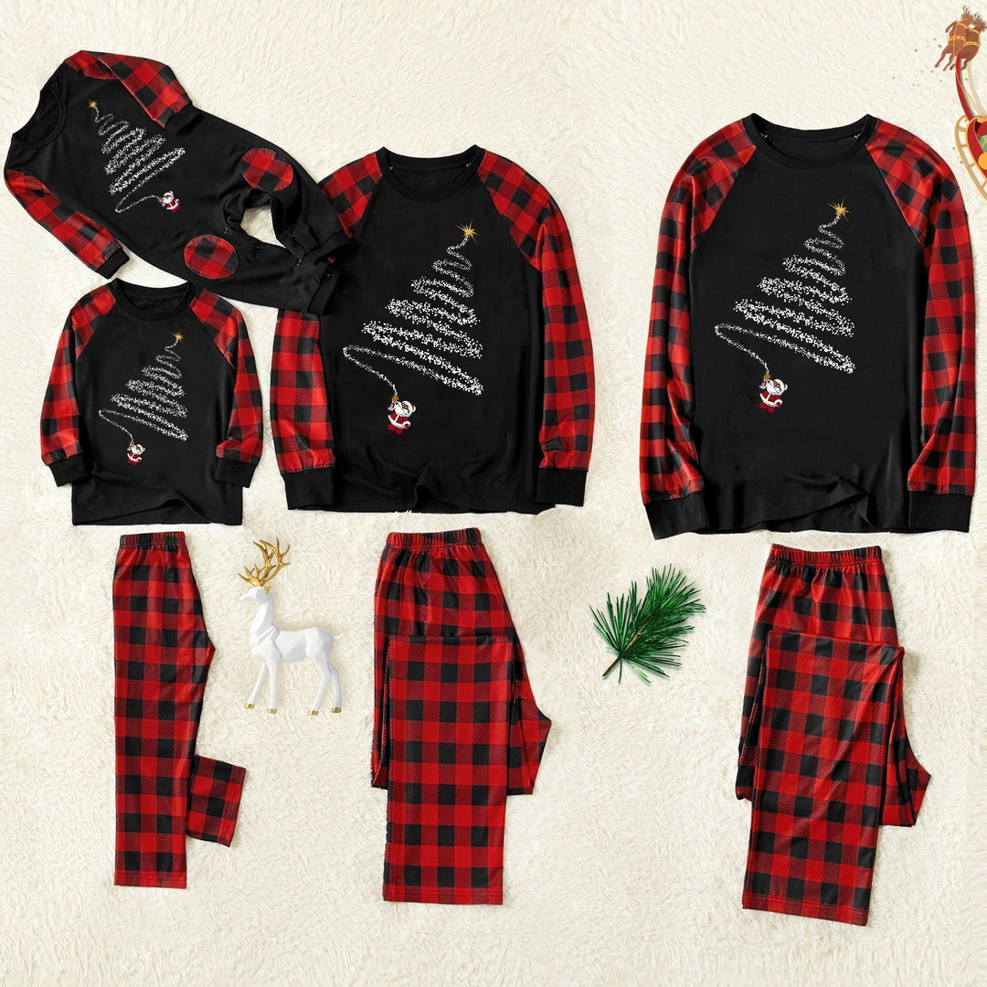 Mirla | Julmössa och 'Believe' Bokstäver Tryck Mönster Kontrast Svart Topp och Svart & Röd Rutiga Byxor Familj Matchande Pyjamas Set-Eva Jonsson
