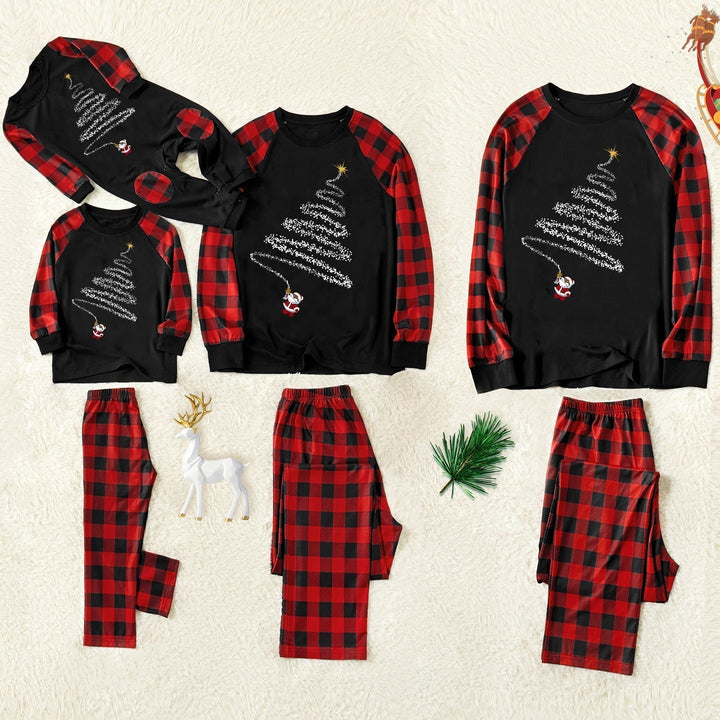 Mirla | Julmössa och 'Believe' Bokstäver Tryck Mönster Kontrast Svart Topp och Svart & Röd Rutiga Byxor Familj Matchande Pyjamas Set-Eva Jonsson