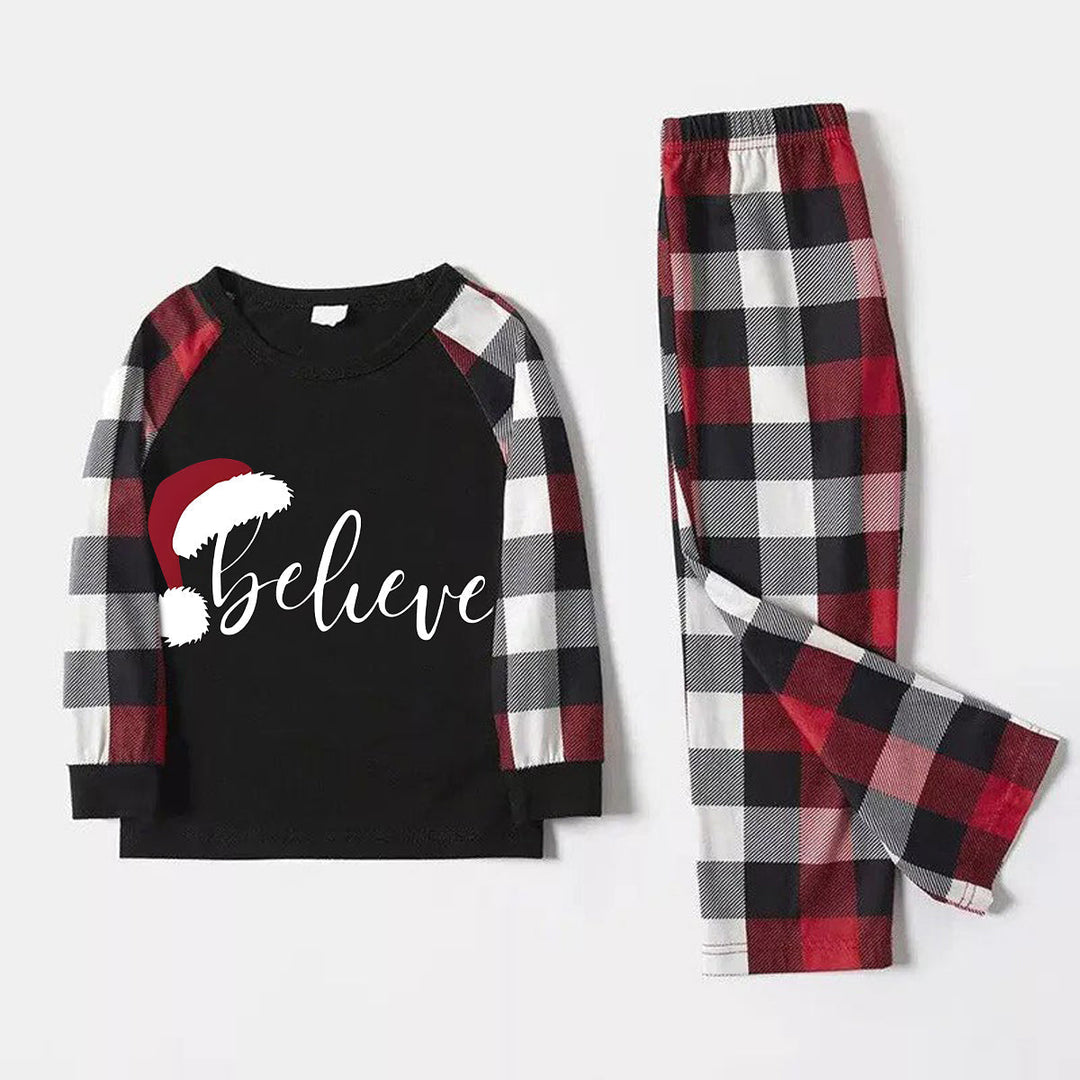 Mirla | Julmössa och 'Believe' Bokstavstrykt Mönstrade Rutärm Kontrastöverdelar och Röda & Svarta & Vita Rutiga Byxor Familjepyjamas-Set med Hundbandana-Eva Jonsson