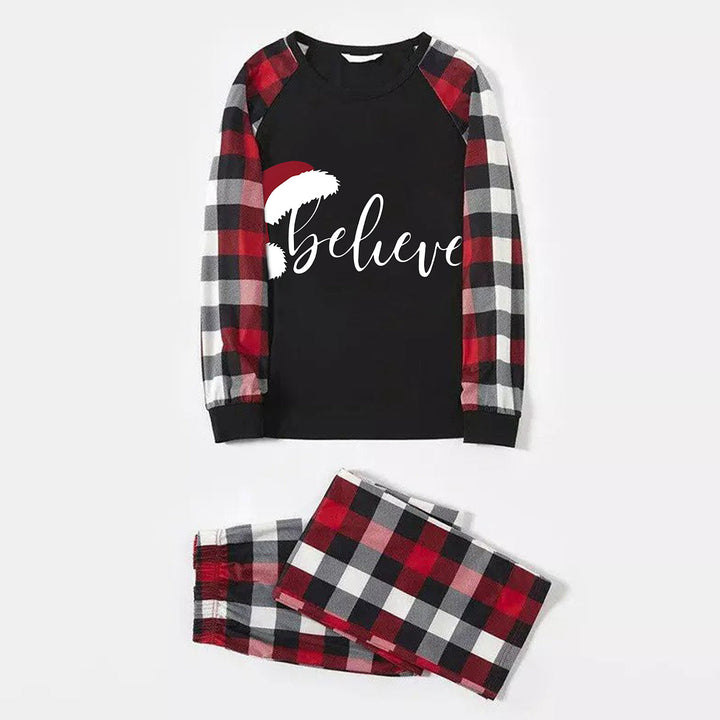 Mirla | Julmössa och 'Believe' Bokstavstrykt Mönstrade Rutärm Kontrastöverdelar och Röda & Svarta & Vita Rutiga Byxor Familjepyjamas-Set med Hundbandana-Eva Jonsson