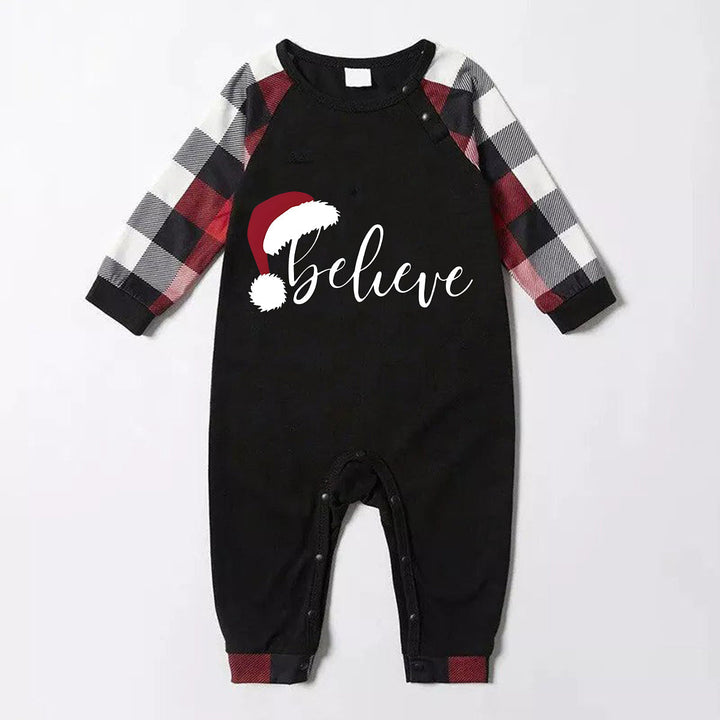Mirla | Julmössa och 'Believe' Bokstavstrykt Mönstrade Rutärm Kontrastöverdelar och Röda & Svarta & Vita Rutiga Byxor Familjepyjamas-Set med Hundbandana-Eva Jonsson