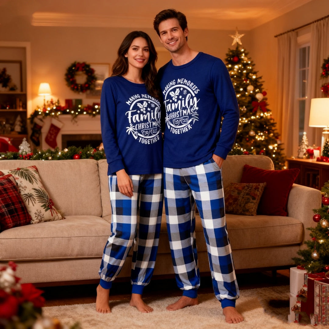 Mirla | Julpar Blå Rutat Pyjamas med Make Memories Together 2025 Tryck-Eva Jonsson