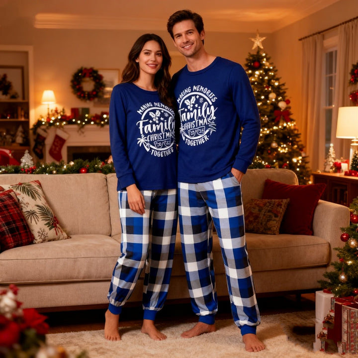 Mirla | Julpar Blå Rutat Pyjamas med Make Memories Together 2025 Tryck-Eva Jonsson