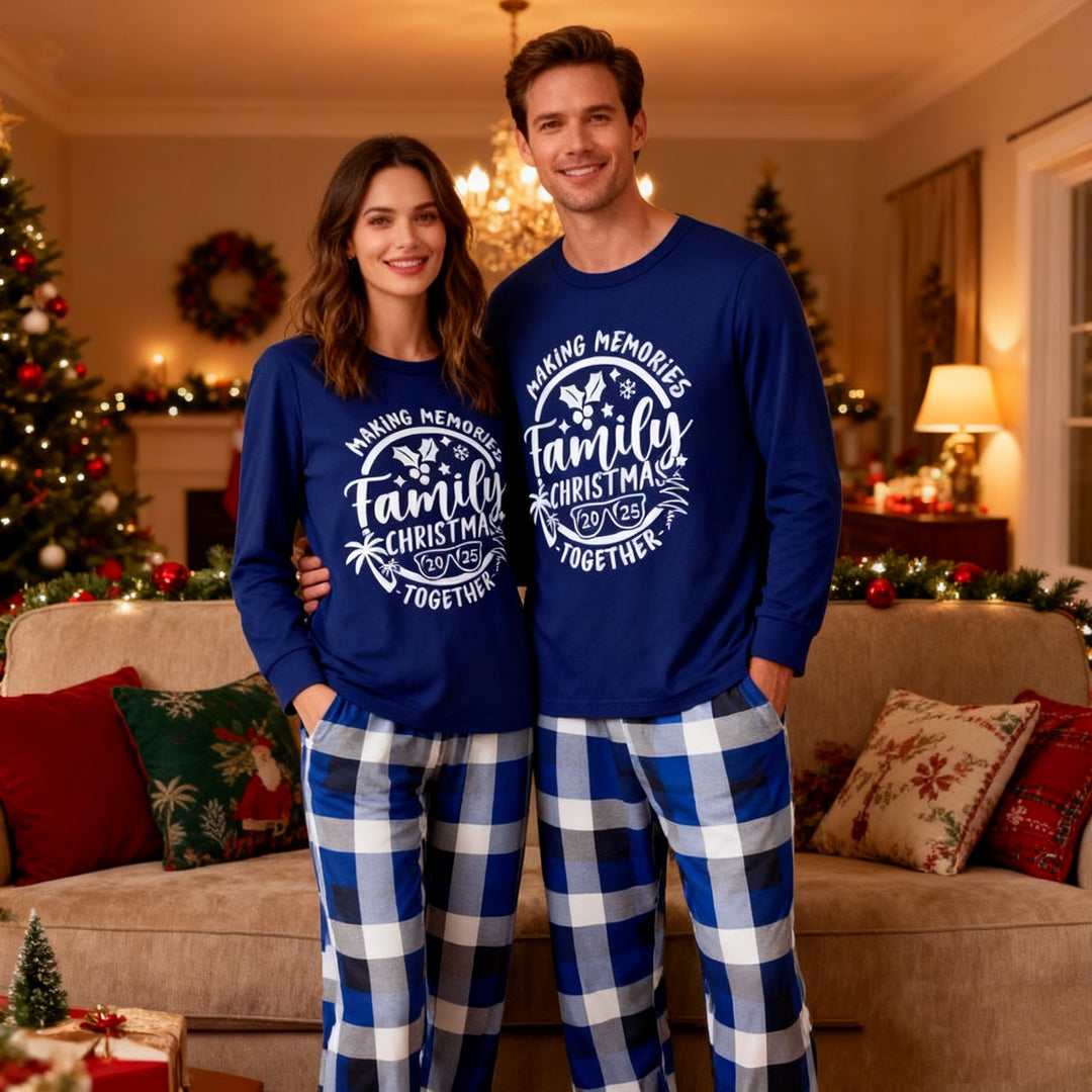 Mirla | Julpar Blå Rutat Pyjamas med Make Memories Together 2025 Tryck-Eva Jonsson